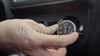在车上按下按钮和转动开关。